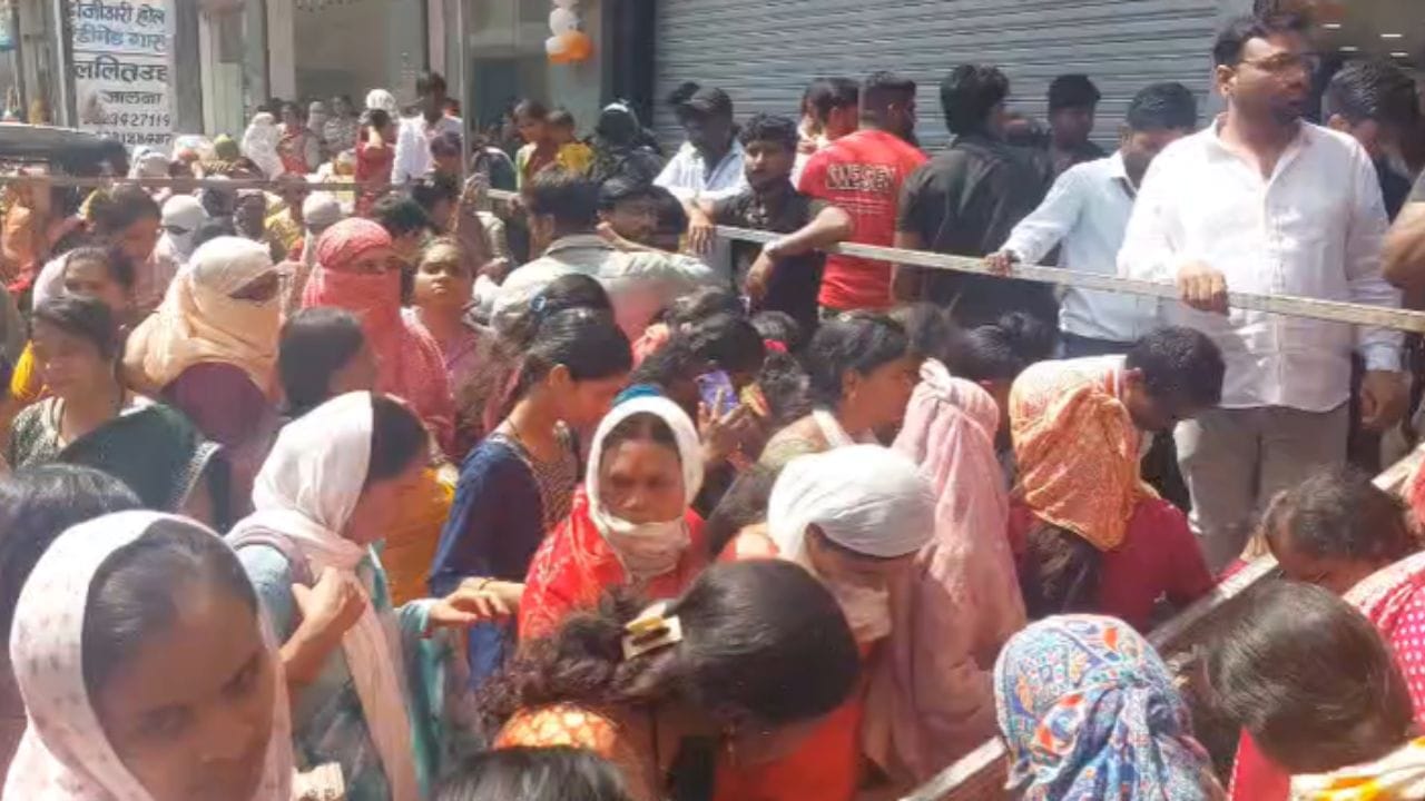 जालना शहरातील जुन्या मोंढा परिसरातील एका कापड दुकानदाराने महिलांना 51 रुपयात साडी देणार असल्याची ऑफर ठेवली होती. ही बातमी समजताच परिसरातील अनेक महिला खरेदीसाठी या ठिकाणी पोहोचल्या होत्या.