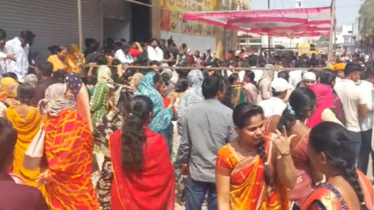 जालना शहरातील जुना मोंढा परिसरातील एका कापड दुकानदाराने 51 रुपयात साडीची ऑफर ठेवल्याने महिलांनी दुकानासमोर साडी खरेदीसाठी गर्दी केली होती.