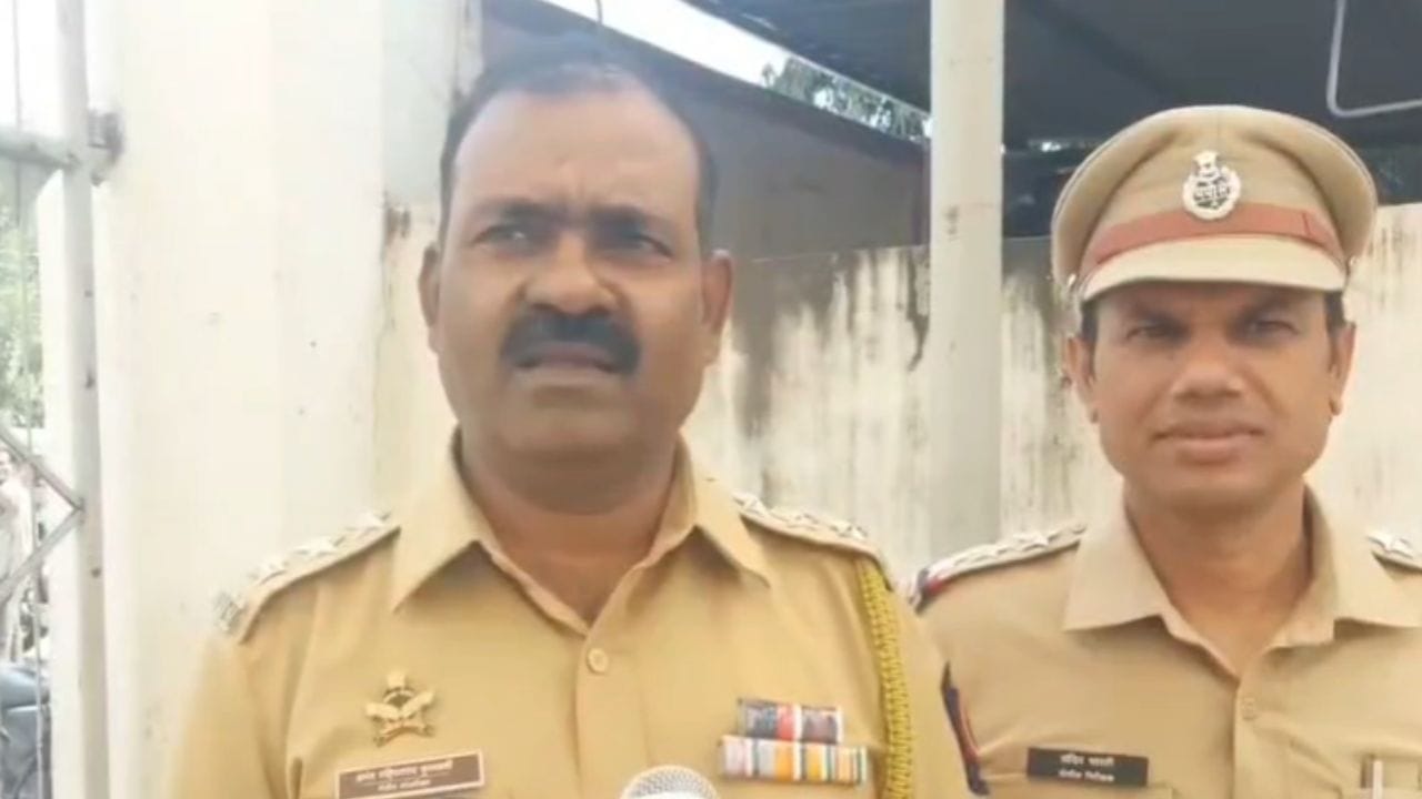 दुकानदाराच्या ऑफरमुळे महिलांची मोठी गर्दी झाली, मात्र गर्दीच नियोजन न केल्यामुळे पोलिसांनी या दुकानदाराला चांगलीच समज दिली. समज दिल्यानंतर या दुकानदाराने आपण ऑफर बंद करणार असल्याच पोलिसांना सांगितलं.