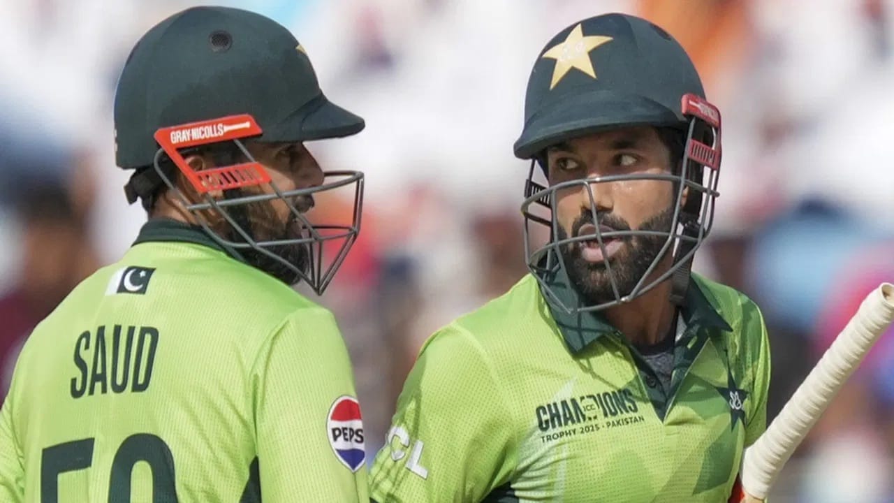 पाकिस्तानचा फलंदाज आणि माजी कर्णधार मोहम्मद रिझवान टी 20I वर्ल्ड कप स्पर्धेत सर्वात कमी स्ट्राईक रेटने धावा करण्याबाबत पाचव्या स्थानी आहे. रिझवानने 112.9 च्या स्ट्राईक रेटने धावा केल्या आहेत.  रिझवानला यंदाच्या वर्ल्ड कप स्पर्धेत संधी देण्यात आली नाही. (Photo Credit : PTI)