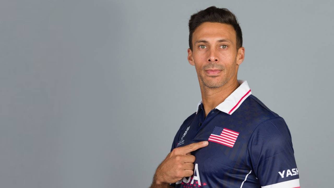 शॅडली स्कालविक 2026 च्या टी20० विश्वचषकातील अमेरिकेच्या पहिल्या सामन्यात गोलंदाजी केल्यामुळे चर्चेत आहे. शॅडली स्कालविकने भारताविरुद्धच्या 4 षटकात  25 धावा देत 4 बळी घेतले. या सामन्यात अमेरिकेच्या संघाचा सर्वात यशस्वी गोलंदाजही होता. (Photo- ICC Twitter)