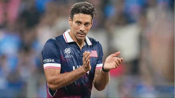 क्रिकेटमध्ये भारतासमोर अमेरिका हा दुबळा संघ आहे. पण मैदानात उतरताच अमेरिकेने भारतीय संघाला दणका दिला. भारताला मनमोकळेपणे फलंदाजी करू दिली नाही. त्यामुळे संपूर्ण संघ अडचणीत आला. यात शॅडली स्कालविक योगदान मोलाचं ठरलं. (Photo- PTI)