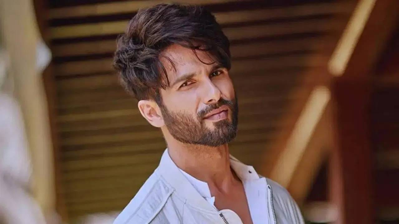 प्रत्येक चित्रपटात हिरोला हिरॉईनपेक्षा जास्त पैसा मिळतो. पण आठ वर्षांपूर्वी शाहिदने अशा चित्रपटात काम केलेलं जिथे त्याला हिरॉईनपेक्षा कमी पैसा मिळालेला. शाहिद कपूरसह रणवीर सिंह सुद्धा त्या चित्रपटात होता. संजय लीला भन्साळी त्या चित्रपटाचे दिग्दर्शक होते. 