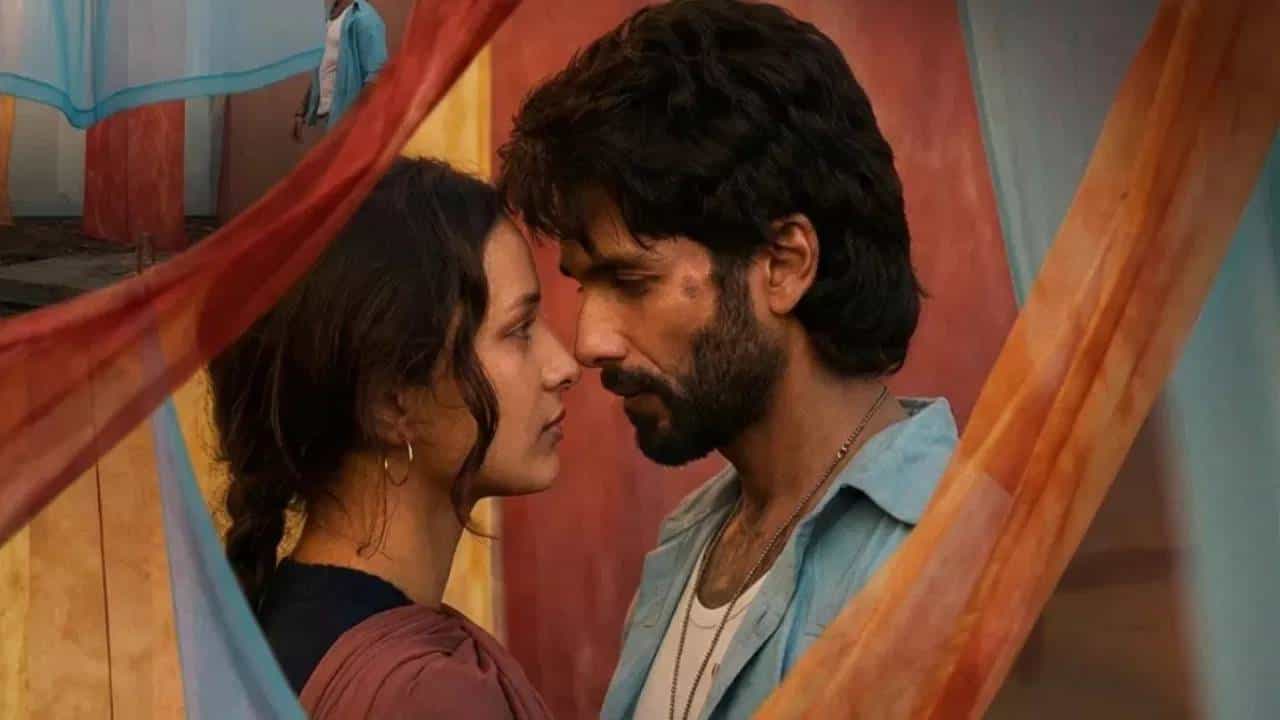 Shahid Kapoor Fees : विशाल भारद्वाजच्या दिग्दर्शनाखाली बनलेल्या 'ओ रोमियो' चित्रपटासाठी शाहिद कपूरने भरपूर फी घेतली आहे. रिपोर्ट्सनुसार त्याने 45 कोटी रुपये घेतले आहेत. या फिल्मची लीड एक्ट्रेस तृप्ति डिमरीला 6 कोटी रुपये मिळाले आहेत.