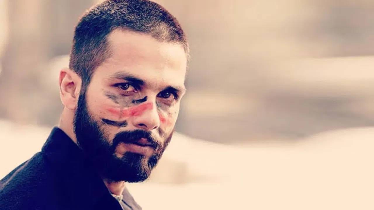 Shahid Kapoor Movie : बॉलिवूडच्या टॉप एक्टर्समध्ये समावेश होणाऱ्या शाहिद कपूरने आपल्या 23 वर्षाच्या फिल्मी करियरमध्ये पैशापासून लोकप्रियतेपर्यंत सर्वकाही मिळवलय. कुठल्याही चित्रपटात काम करण्यासाठी तो प्रचंड रक्कम आकारतो. तो बॉलिवूडचा हायेस्टपेड कलाकार आहे. 