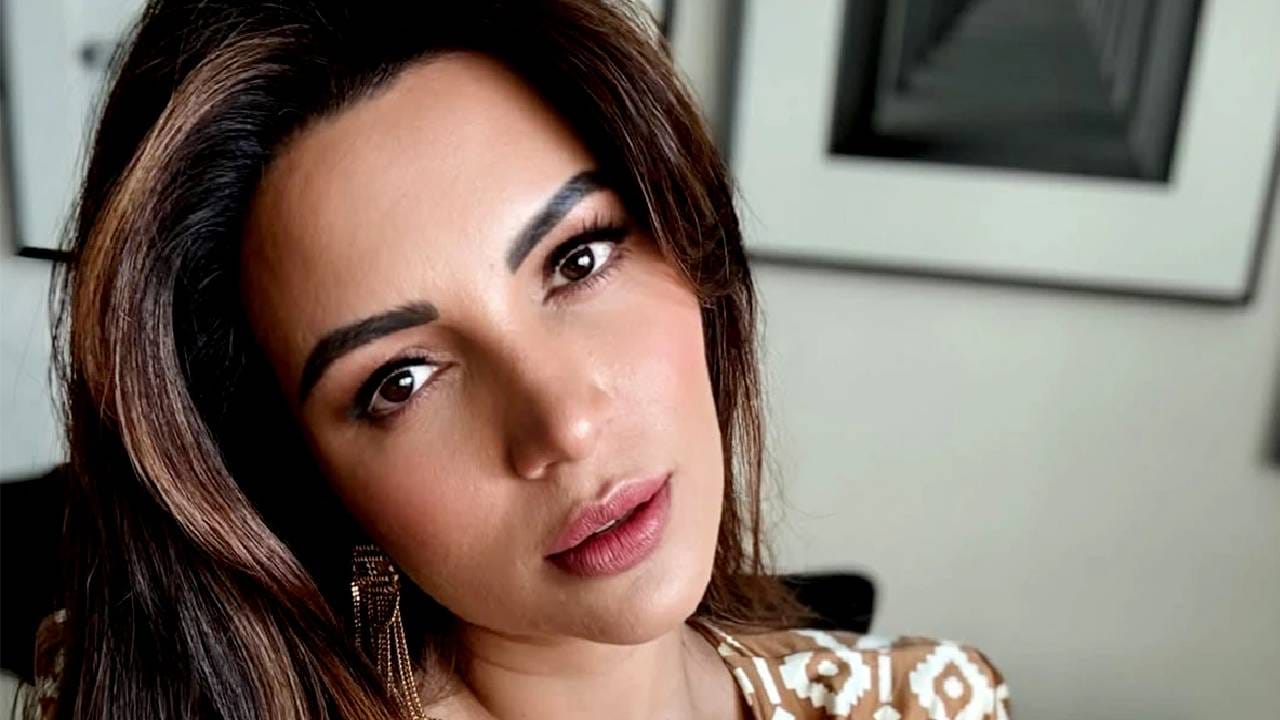 'ये मेरी लाइफ है' फेम अभिनेत्री शमा सिकंदरने संघर्षाच्या दिवसांत 'बस्ती' नावाच्या बी-ग्रेड चित्रपटात काम केलं होतं. परंतु आज इंडस्ट्रीत तिने स्वत:ची वेगळी ओळख निर्माण केली आहे. 
