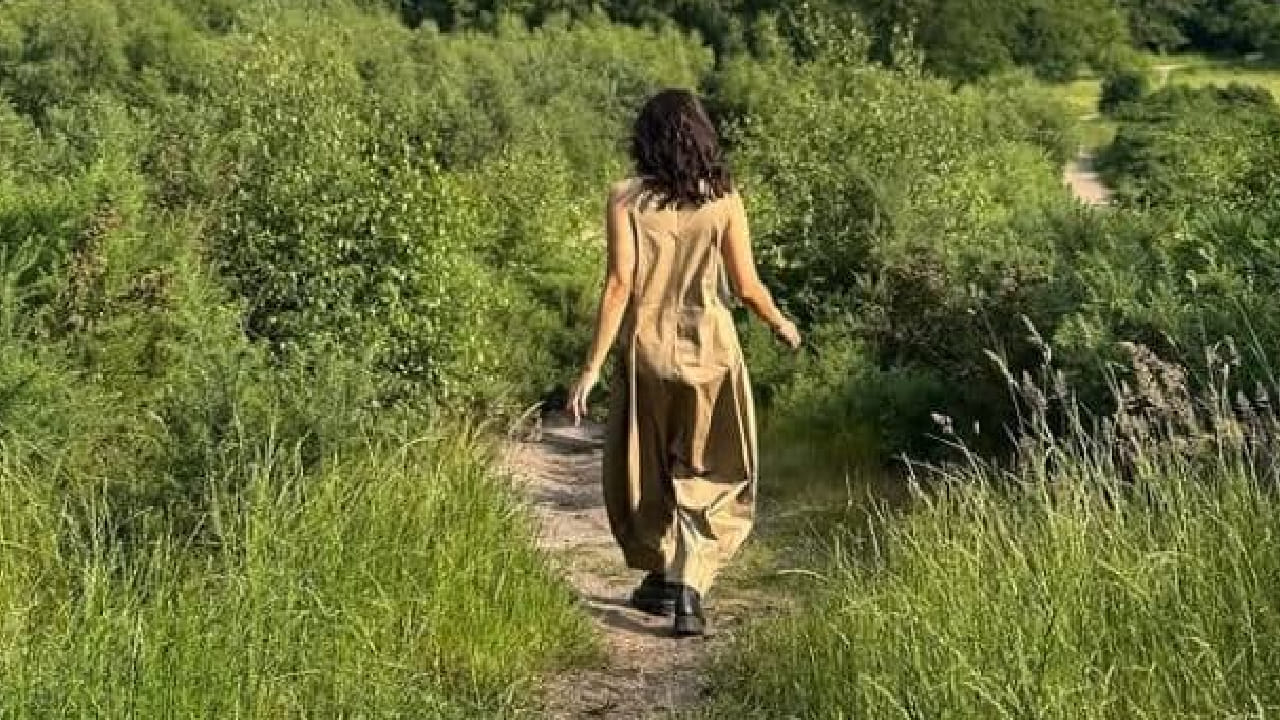 या ग्लॅमरच्या दुनियेत कधी कधी त्या व्यक्तीचीही चमक फिकी पडते, जिच्या करिअरला घडवण्यासाठी मोठमोठ्या नावांनी स्वतः पुढाकार घेतलेला असतो. अशीच एक कहाणी आहे बॉलिवूडची ‘शरारा गर्ल’ म्हणून ओळखली जाणारी शमिता शेट्टी हिची.