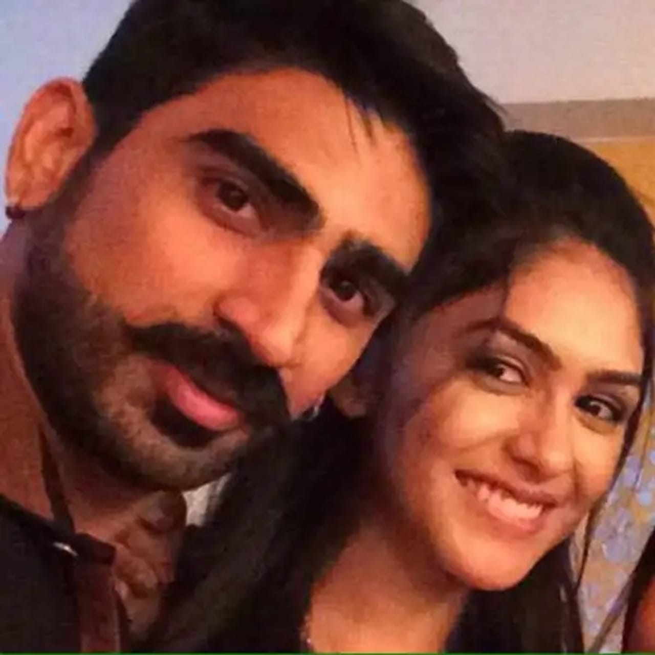 शरद त्रिपाठी : असं देखील म्हटलं जातं की, अभिनेत्रीने लेखक शरद त्रिपाठी याला देखील डेट केलं होतं. दोघांनी एका रिऍलिटी शोमध्ये देखील काम केलं. शोनंतर शरद आणि मृणाल यांचं ब्रेकअप झालं असं देखील समोर आलं.