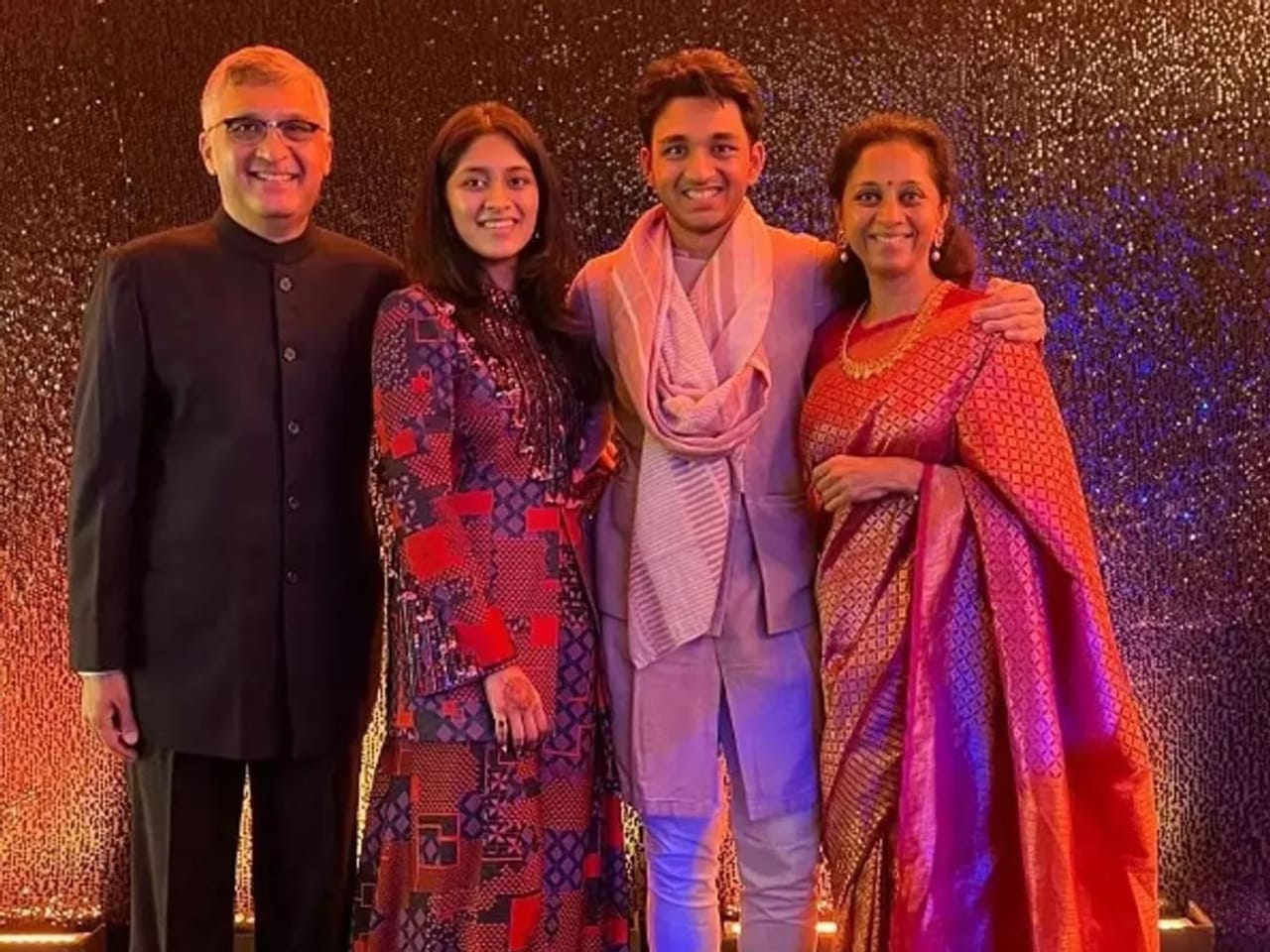 सांगायचं झालं तर, सुप्रिया सुळे आणि सदानंद सुळे दोन मुलांचे आई - वडील आहेत. त्यांच्या  मुलीचं नाव रेवती असं आहे. त्यांच्या मुलाचं नाव विजय सुळे असं आहे. सुळे कुटुंबियांचे फोटो कायम आजोबा शरद पवार यांच्यासोबत व्हायरल होत असतात. 