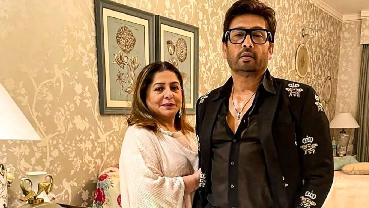 शेखर सुमन यांनीसुद्धा त्यांच्या 11 वर्षांच्या मुलाला गमावलं होतं. आयुष असं त्यांच्या मुलाचं नाव होतं. आयुषला गंभीर आजार होता आणि त्यातूनच त्याचा मृत्यू झाला होता. मुलाच्या निधनानंतर शेखर सुमनचा देवावरून विश्वास उडाला होता. त्यानंतर त्यांनी घरातून देवाच्या सर्व मूर्त्या काढून टाकल्या होत्या. 
