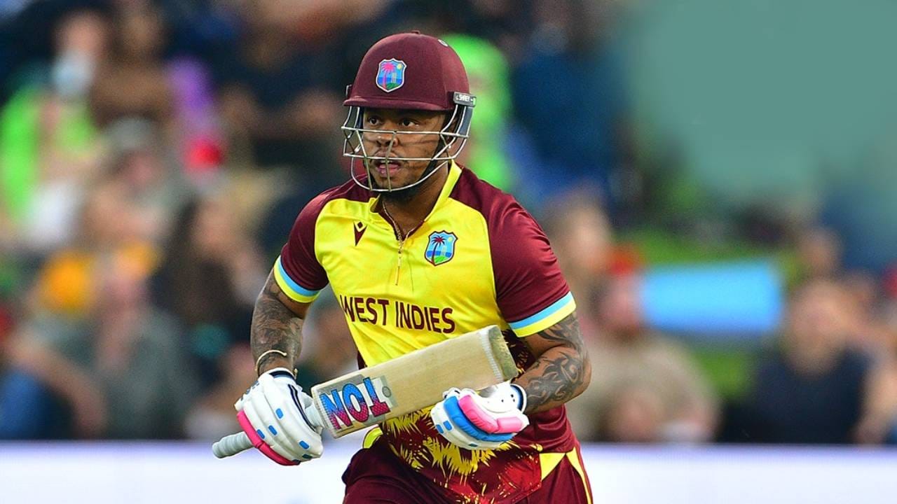 शिमरोन हेटमायरला 9 धावांवर असताना जीवनदान मिळाले होते. त्याचा फटका झिम्बाब्वे संघाला बसला. झिम्बाब्वेचा खेळाडू मुसिकिवाने ब्लेसिंग मुझाराबानीच्या गोलंदाजीवर एक साधा झेल सोडला आणि त्यानंतर हेटमायरने झिम्बाब्वेच्या गोलंदाजांना फटकारले. (Photo- Windies Cricket Twitter)