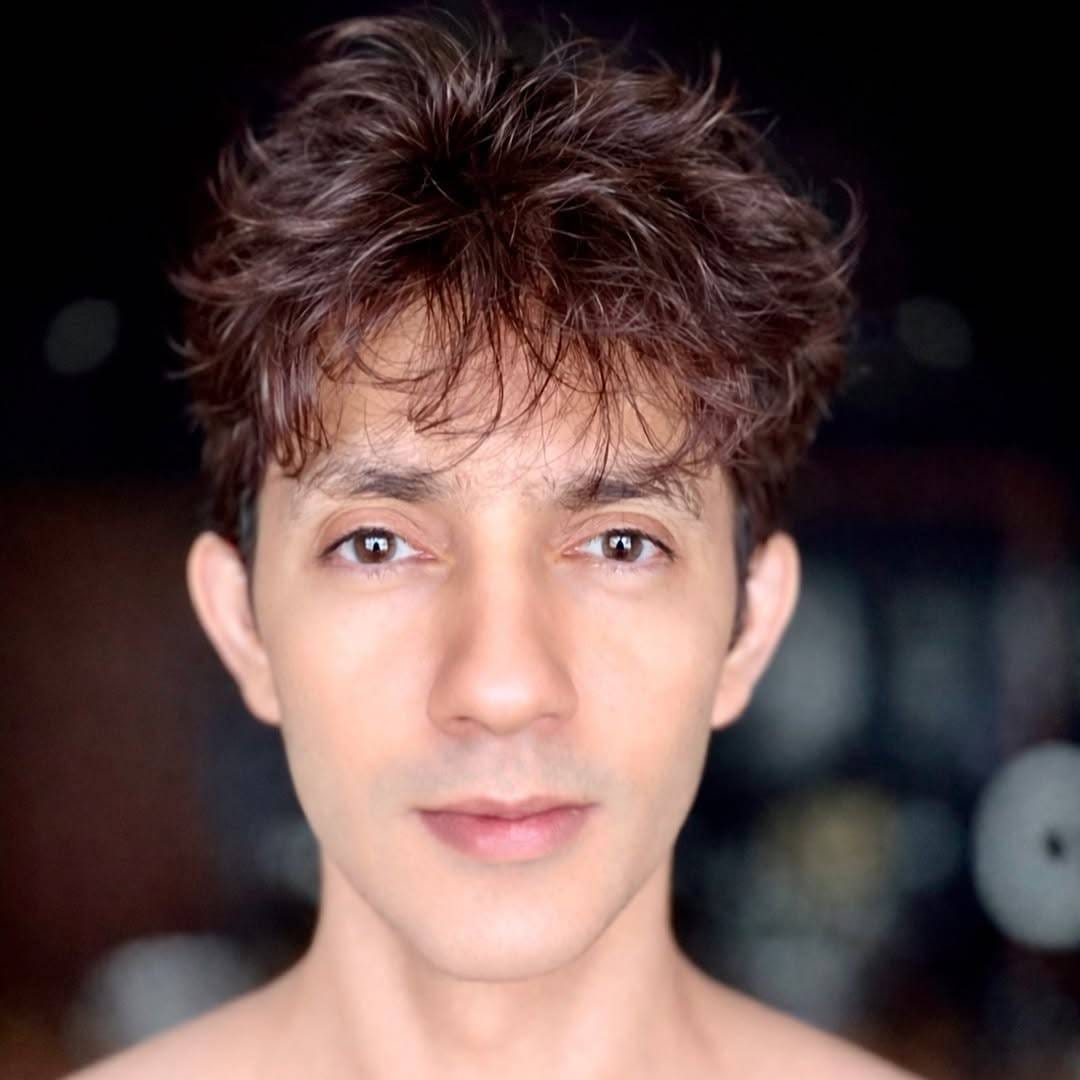 परंतु हा फरक इतका मोठा असेल, याची कल्पना कोणीच केली नव्हती. हे एआय जनरेटेड फोटो आहेत का, असाही प्रश्न काहींनी विचारला आहे. शिरीष कुंदरचे हे फोटो पाहून लक्षात येतंय की त्याने त्याच्या फिटनेसवर बरीच मेहनत घेतली आहे. जिम आणि डाएट यांच्या जोरावर त्याने हे ट्रान्सफॉर्मेशन शक्य करून दाखवलं आहे. 
