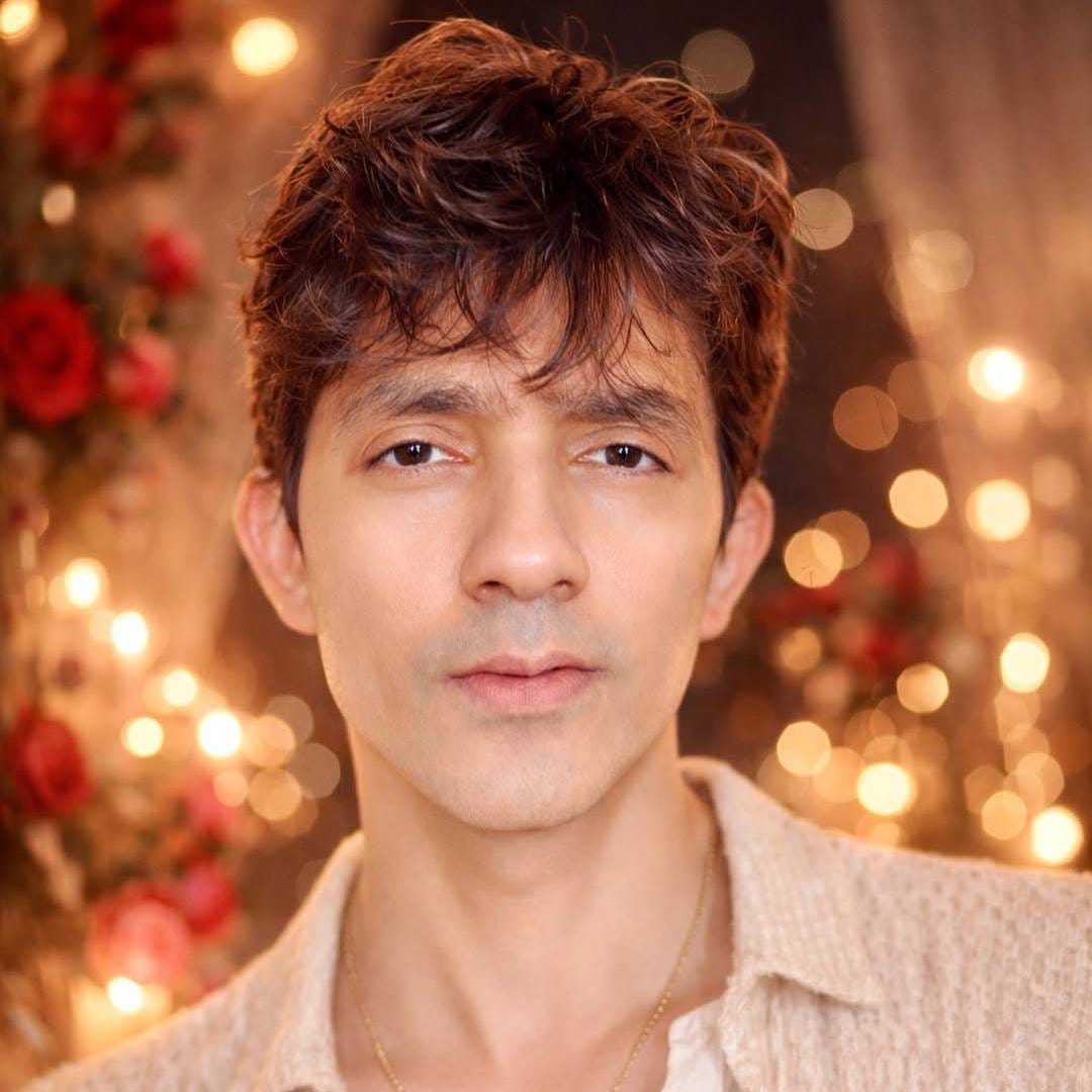 प्रसिद्ध कोरिओग्राफर आणि दिग्दर्शिका फराह खानचा पती शिरीष कुंदर 52 वर्षांचा आहे. तो सध्या त्याच्या थक्क करणाऱ्या ट्रान्सफॉर्मेशनमुळे चर्चेत आला आहे. शिरीषने त्याच्या इन्स्टाग्रामवर काही फोटो पोस्ट केले आहेत. हे फोटो पाहून नेटकऱ्यांना आश्चर्याचा धक्काच बसला आहे. 
