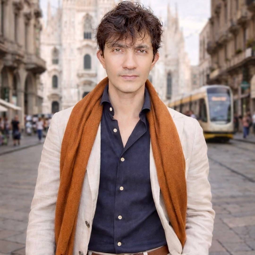 हा शिरीषच आहे की अजून कोण, असा प्रश्न अनेकांनी कमेंट बॉक्समध्ये विचारला आहे. यामागचं कारण म्हणजे या फोटोंमध्ये शिरीष अत्यंत फिट आणि स्टायलिश दिसून येत आहे. शिरीषचे काही जुने फोटो आणि आताचे फोटो पाहिल्यास, त्यामधील फरक स्पष्ट दिसून येत आहे. 
