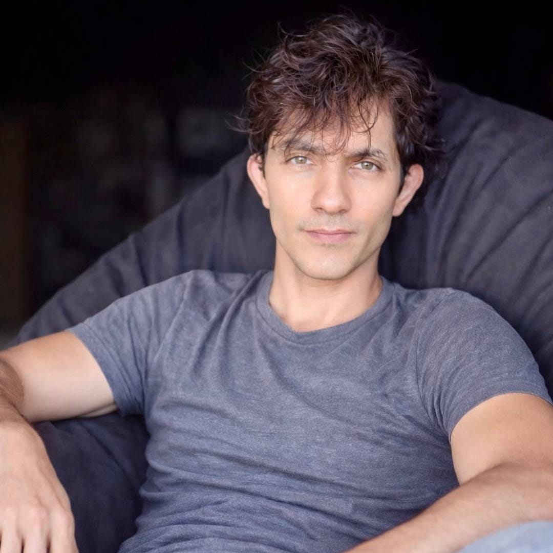 शिरीषच्या या फोटोंवर नेटकऱ्यांनी विविध प्रतिक्रिया दिल्या आहेत. 'याने कोणती सर्जरी केली आहे, ज्यामुळे तो अक्षरश: किशोरवयीन दिसू लागला आहे', असं एकाने लिहिलंय. तर 'याला म्हणतात ग्रुमिंग' असं दुसऱ्याने म्हटलं आहे. काहींनी थेट फराह खानला टॅग करत शिरीषसाठी वेगळा बॉडीगार्ड ठेवण्याचा मजेशीर सल्ला दिला आहे. 
