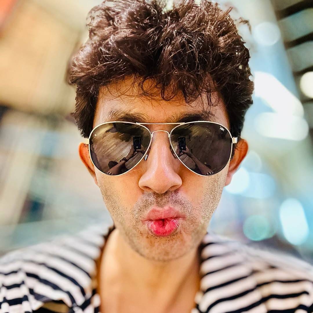 शिरीष आणि फराह खान यांची पहिली भेट 2004 मध्ये 'मै हूँ ना' या चित्रपटाच्या सेटवर झाली होती. या चित्रपटासाठी शिरीष एडिटर म्हणून काम करत होता, तर फराह त्याचं दिग्दर्शन करत होती. चित्रपटाच्या सेटवरच दोघं एकमेकांच्या प्रेमात पडले. त्याचवर्षी दोघांनी लग्न केलं. 
