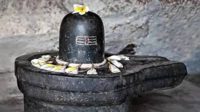 शिव लिंगासमोर 3 टाळ्या का वाजवल्या जातात? कशी करावी योग्य पद्धतीनं शिव पूजा..