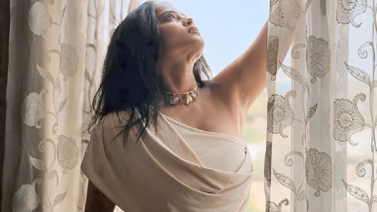 अशातच आता ती तिच्या नवीन लुकमुळे चर्चेत आली आहे. तिने घराच्या खिडकीजवळ सुंदर फोटोशूट केलं आहे. 