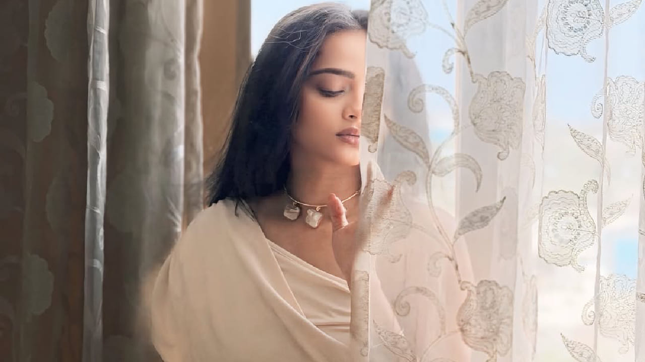 ज्यामध्ये तिने एकापेक्षा एक हटके पोज दिल्या असून त्या सोशल मीडियावर प्रचंड व्हायरल होत आहेत. 