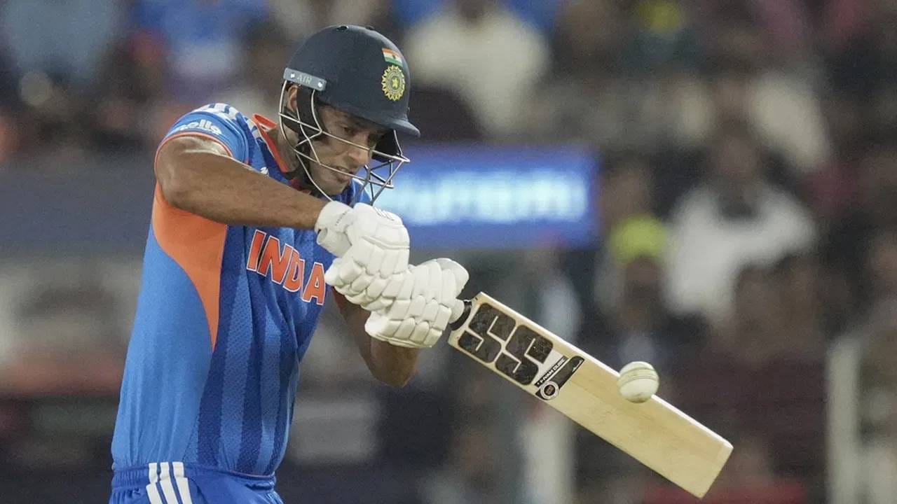 शिवम दुबेने टी20 वर्ल्डकप स्पर्धेत 15 षटकार मारले आहेत. महेंद्रसिंह धोनीचा रेकॉर्ड मोडण्यापासून दोन षटकार दूर आहे. त्याने टी20 वर्ल्डकप करिअरमध्ये 16 षटकार मारले आहेत. रोहित शर्माच्या नावावर 50 षटकार आहेत. (Photo: PTI)