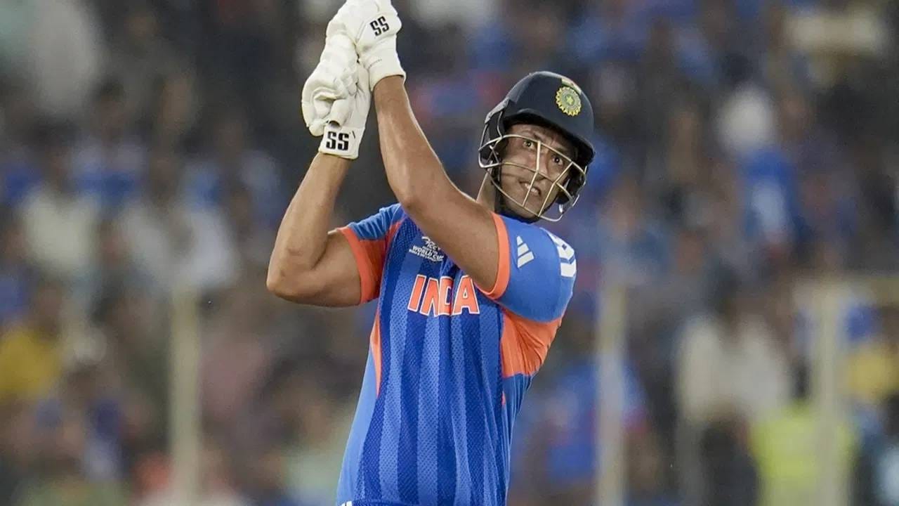 शिवम दुबे टी20 वर्ल्डकप स्पर्धेच्या एका सामन्यात सहा किंवा त्यापेक्षा जास्त षटकार ठोकणारा तिसरा भारतीय फलंदाज ठरला आहे. भारतासाठी टी20 वर्ल्डकपच्या एका सामन्यात 8 षटकारांचा विक्रम रोहित शर्माच्या नावावर आहे. तर युवराज सिंगने 2007 मध्ये 7 षटकार मारले होते. (Photo: PTI)