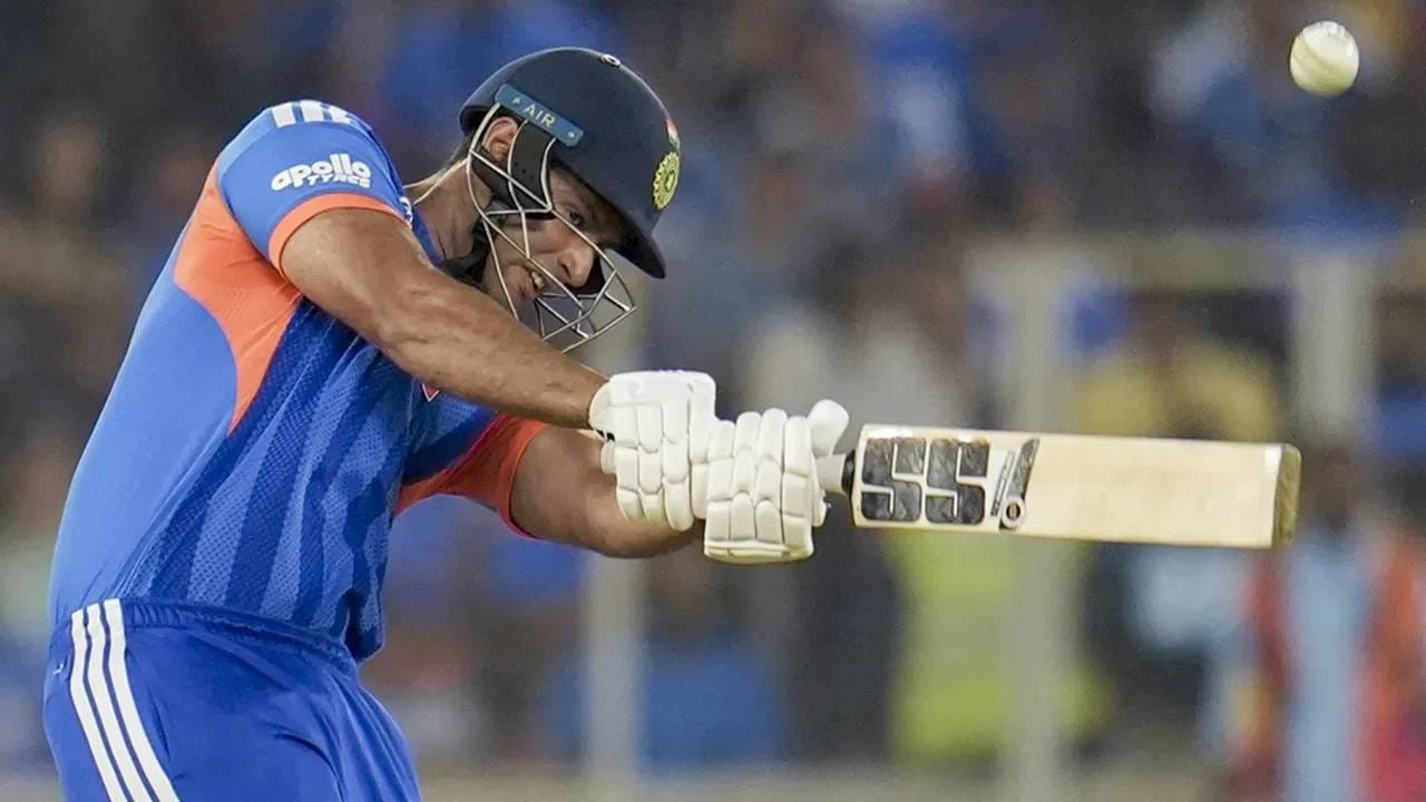 नेदरलँडविरुद्धच्या सामन्यात भारतीय संघाने आत्मपरीक्षण केलं. नाणेफेकीचा कौल जिंकूनही प्रथम फलंदाजी स्वीकारली. दव फॅक्टरचं कारण असूनही सूर्यकुमारने मोठा निर्णय घेतला. पण भारताची सुरुवात काही चांगली झाली नाही. पण मधल्या फळीत शिवम दुबेने डाव सावरला. (Photo: PTI)