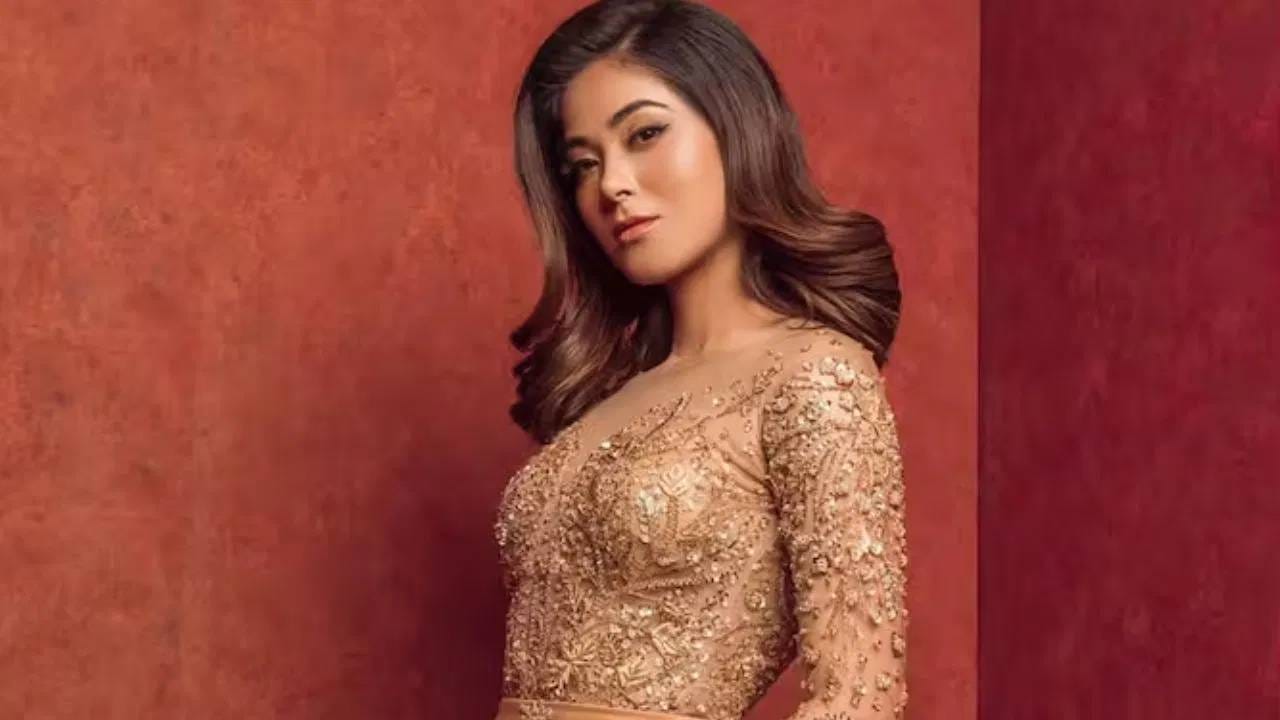 Shrinkhala Khatiwada : श्रृंखला खतिवडा नेपाळची पॉपुलर अभिनेत्री असण्यासह चांगली मॉडेलही आहे. वर्ष 2018 मध्ये श्रृंखलाने  मिस नेपाळ वर्ल्डचा किताब जिंकलेला. इथूनच तिला फेम मिळायला सुरुवात झाली. 