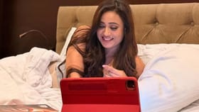 हातात देवी, उल्लेख धुरंधरचा, श्वेता तिवारीचं बेडरुममधलं फोटोशूट.