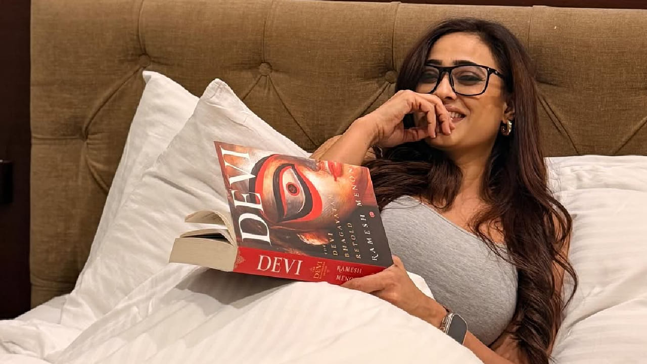 श्वेता तिवारीने बेडरूममध्ये वेगवेगळ्या लुकमध्ये फोटोशूट केलं असून ते फोटो शेअर केले आहेत. हे फोटो तिने तिच्या इन्स्टाग्राम अकाउंटवर पोस्ट केले आहेत. त्यामध्ये तिचा रिलॅक्स आणि एन्जॉयमेंट मूड स्पष्टपणे दिसून येतो.