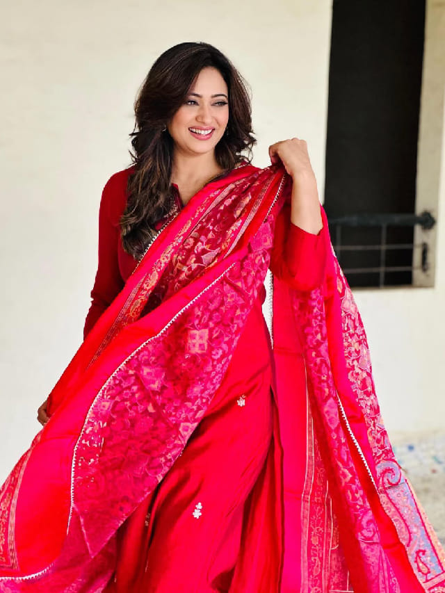 गुलाबी ड्रेसमध्ये श्वेता तिवारीचं सौंदर्य खुललं, फोटो पाहून…