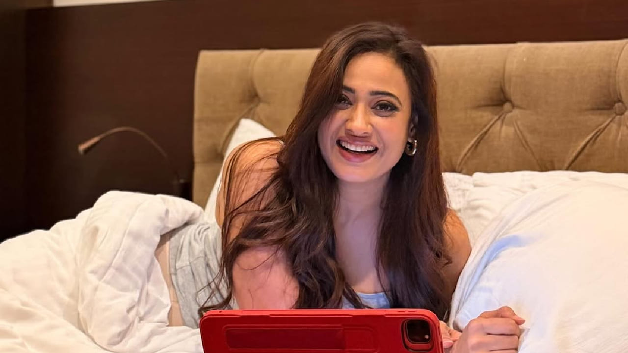 टीव्ही इंडस्ट्रीतील लोकप्रिय अभिनेत्री श्वेता तिवारी सोशल मीडियावर प्रचंड सक्रिय असते. ती तिच्या वैयक्तिक आयुष्याशी संबंधित अपडेट्स नेहमीच चाहत्यांसोबत शेअर करत असते.