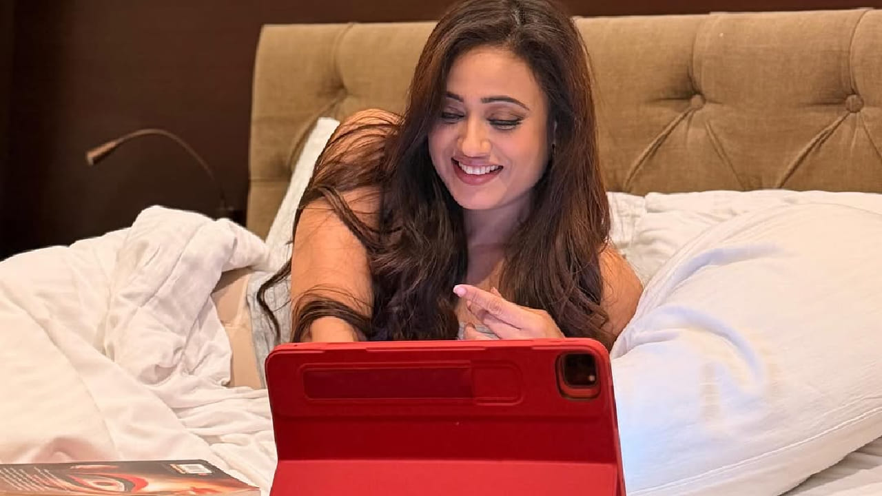 'दिवसभराच्या थकव्यापाठोपाठ नाईट रुटीन जेवण करणं, वाचन करणं, झोपायचं नाटक करणं आणि ‘धुरंधर’ पुन्हा पाहणं असं तिने म्हटलं आहे.