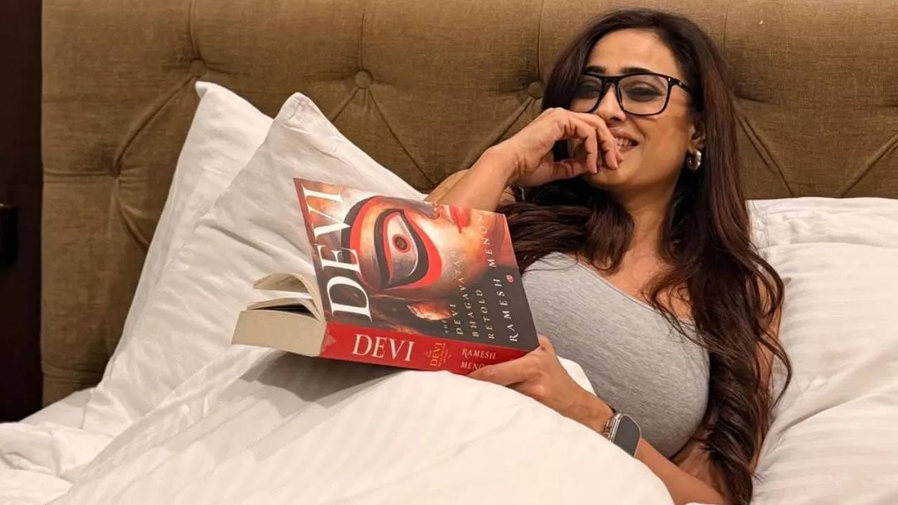 पोस्टच्या कमेंट सेक्शनमध्ये लिहिलय की, दिवसभराच्या थकव्यानंतर नाइट रुटीन, जेवणं, वाचणं आणि झोपायचं नाटक करणं. धुरंधर चित्रपट पुन्हा बघितला. कॅप्शनमध्ये तिन आपल्या फ्रेंडला सुद्धा टॅग केलय. 