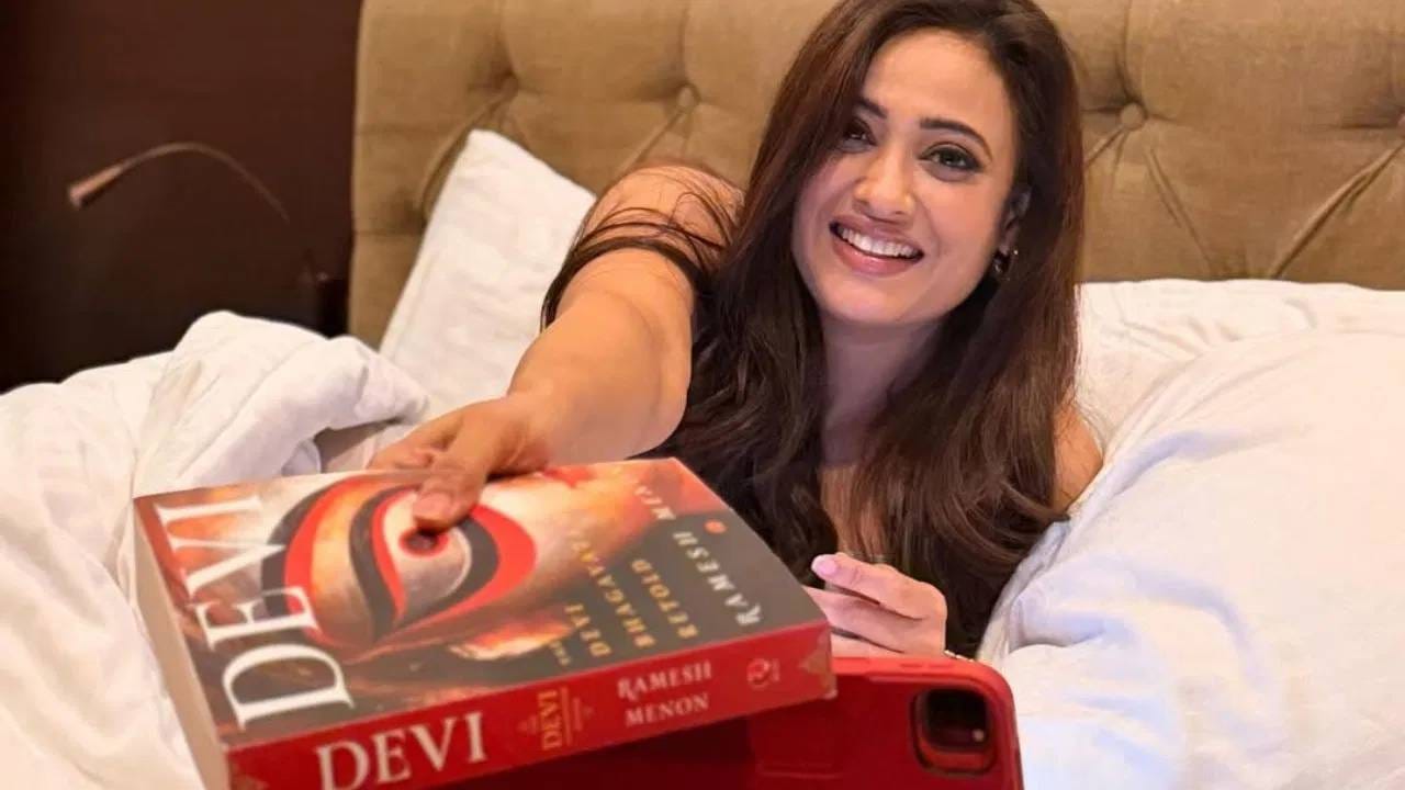 श्वेता तिवारी अलीकडेच तिच्या ऑफिशियल सोशल मीडिया अकाउंटवर फोटो शेअर केलाय. यात ती चील मोडमध्ये दिसतेय. ही पोस्ट लोकांना फार आवडली आहे. कमेंटमधून लोक प्रेम व्यक्त करतायत. 