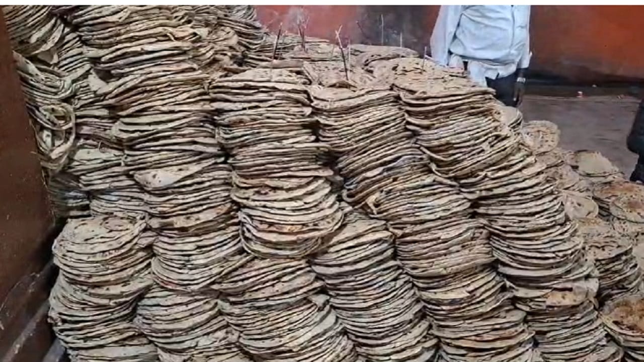 भंडाऱ्यात तब्बल दीडशे क्विंटल ज्वारीची भाकरी आणि 25 क्विंटल उडदाच्या डाळीचे वरण, अशा प्रकारे महाप्रसादाचे स्वरूप असून ज्वारीच्या भाकरी तयार करण्याचे काम पंचक्रोशीतील महिलाच करतात...