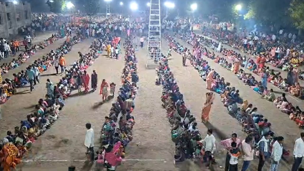 यावेळी लाखो भाविकांनी हा महाप्रसाद घेतला. शेकडो वर्षांची परंपरा आजही कायम आहे. मोठ्या भक्तीभावाने भक्त  याठिकाणी येत असतात. फोटो देखील भक्तीमय वातावरण दिसत आहे. 