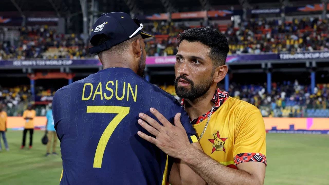 टी20 वर्ल्डकप 2026 स्पर्धेत झिम्बाब्वेने अद्भूत कामगिरी केली आहे. पहिल्यांदा ऑस्ट्रेलियासारख्या दिग्गज संघाला बाहेर काढलं. त्यानंतर श्रीलंकेला त्यांच्याच भूमित पराभवाची धूळ चारली. श्रीलंकेला 6 विकेटने पराभूत केलं. आयसीसी स्पर्धेत झिम्बाब्वेने पहिल्यांदाच श्रीलंकेला पराभूत केलं आहे. (PHOTO CREDIT- PTI)