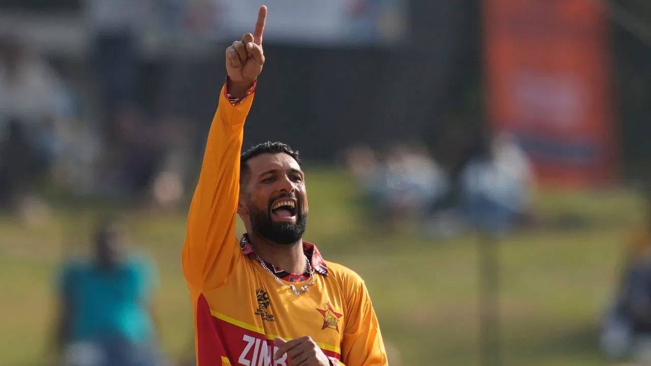 झिम्बाब्वेने पहिल्यांदाच सुपर 8 फेरीत जागा मिळवली आहे. सिकंदर रझाच्या नेतृत्वात हे यश मिळवलं आहे. आता या स्पर्धेत भारत, वेस्ट इंडिज आणि दक्षिण अफ्रिकेचं आव्हान असणार आहे. तगडे संघ जरी असले तरी झिम्बाव्बे उलटफेर करू शकते हे साखळी फेरीत दाखवलं आहे. त्यामुळे दिग्गज संघांना धास्ती असणार आहे. (PHOTO CREDIT- PTI)