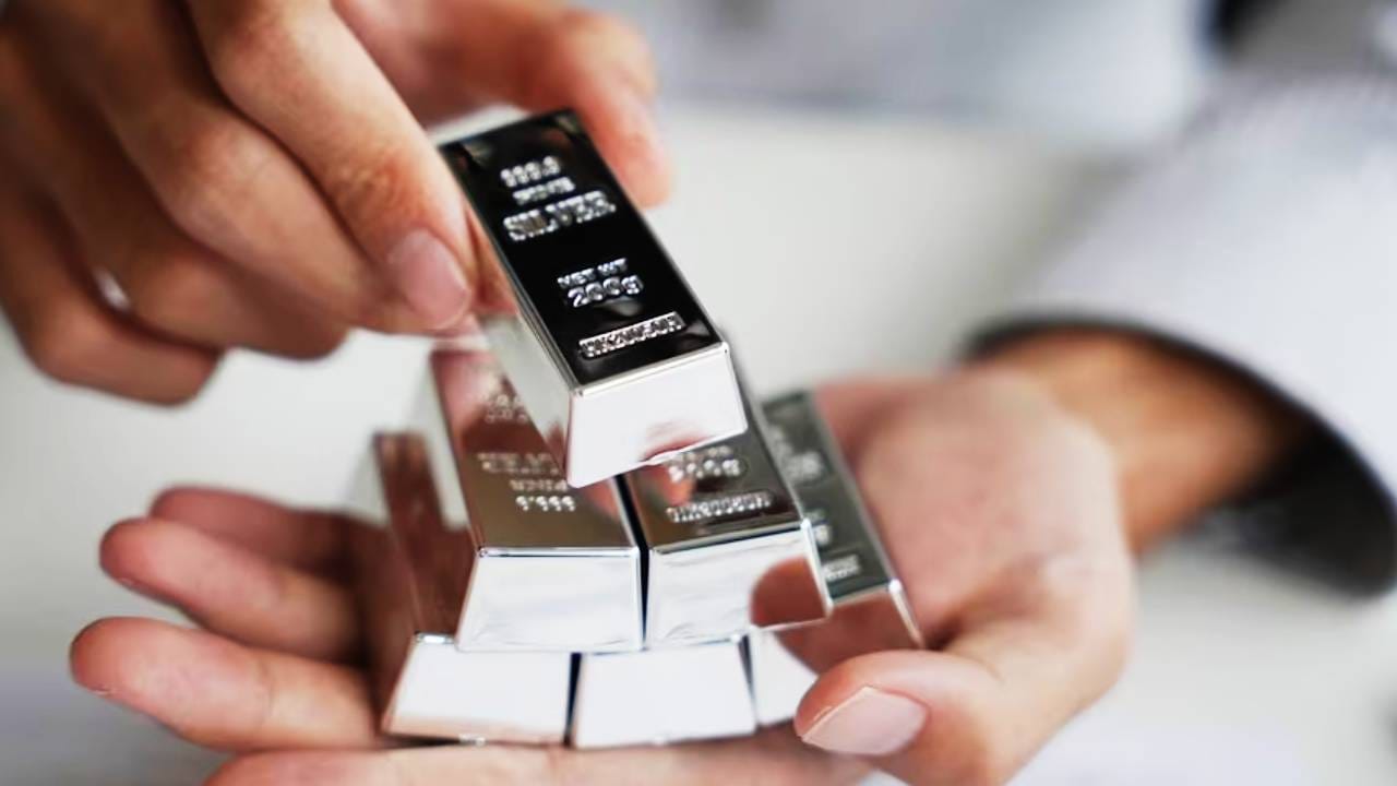 रशियावर धोरणात्मक दबाव टाकण्यात अमेरिका यशस्वी ठरली आहे. भारताशी करार करत अमेरिकेने एक मोठे कार्ड खेळले आहे. तर भारतासारख्या देशाला स्वस्तात इंधन मिळवून देण्याचा पर्याय पण उपलब्ध करून देण्यात आला आहे. अर्थात याचा एकदम परिणाम होणार नसला तरी युक्रेनबाबत रशियाचे धोरण अजून नरम होईल अशी शक्यता वर्तवली जात आहे. 