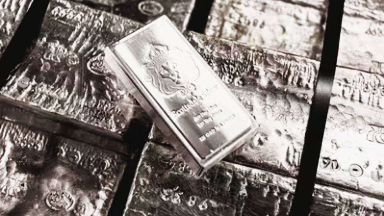 या सर्व घडामोडींचा परिणाम डॉलरवर झाला आहे. डॉलर आता मजबूत झाला आहे. गुंतवणूकदारांनी सोने आणि चांदीकडील गुंतवणूक पुन्हा डॉलरकडे वळवण्यास सुरुवात केली आहे. जर युद्धाची चिंता संपली तर लवकरच सोने आणि चांदीत मोठी घसरण दिसले.