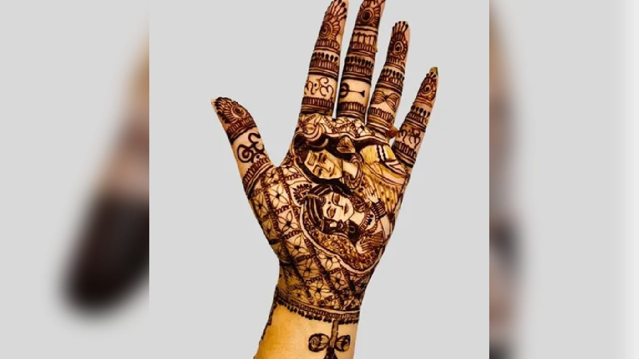 महाशिवरात्रीच्या निमित्ताने अनेक महिला स्वतःला सुंदर ठेवण्यासोबतच आपल्या हातांची शोभा वाढवण्यासाठी ट्रेंडी आणि लेटेस्ट मेहंदी डिझाइन्स निवडतात.