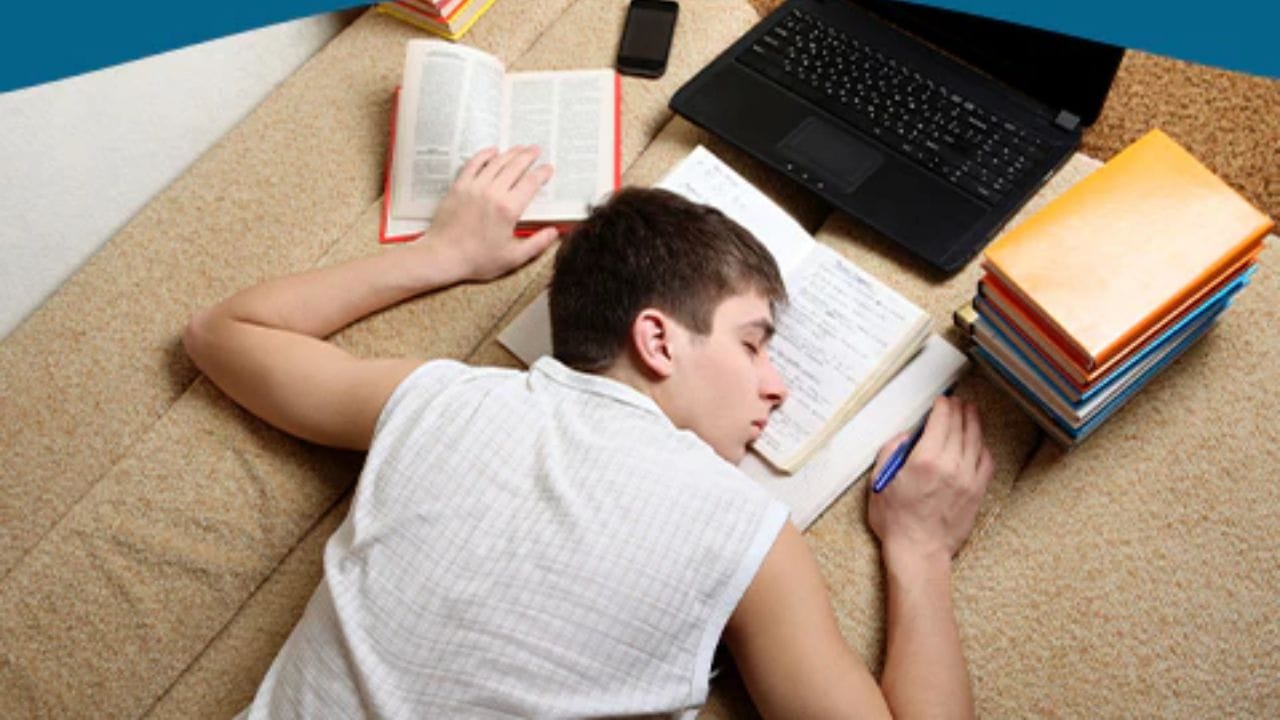 झोप पूर्ण न होणे: जर तुमची रोजची 7-8 तासांची झोप पूर्ण होत नसेल, तर शरीर संधी मिळताच विश्रांतीची मागणी करते. अभ्यास करताना शांत बसल्यामुळे ही झोप लगेच हावी होते.