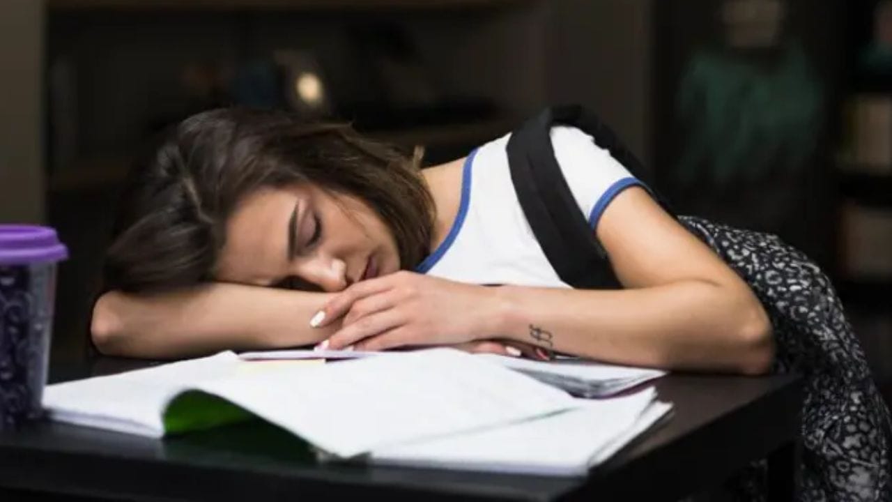 विषयातील रस कमी असणे: जर एखादा विषय आवडीचा नसेल, तर तो मेंदूला बोजा वाटू लागतो. अशा वेळी कंटाळा आल्यामुळे मेंदू अभ्यासापासून वाचण्यासाठी झोपेचे 'बहाणे' शोधतो.