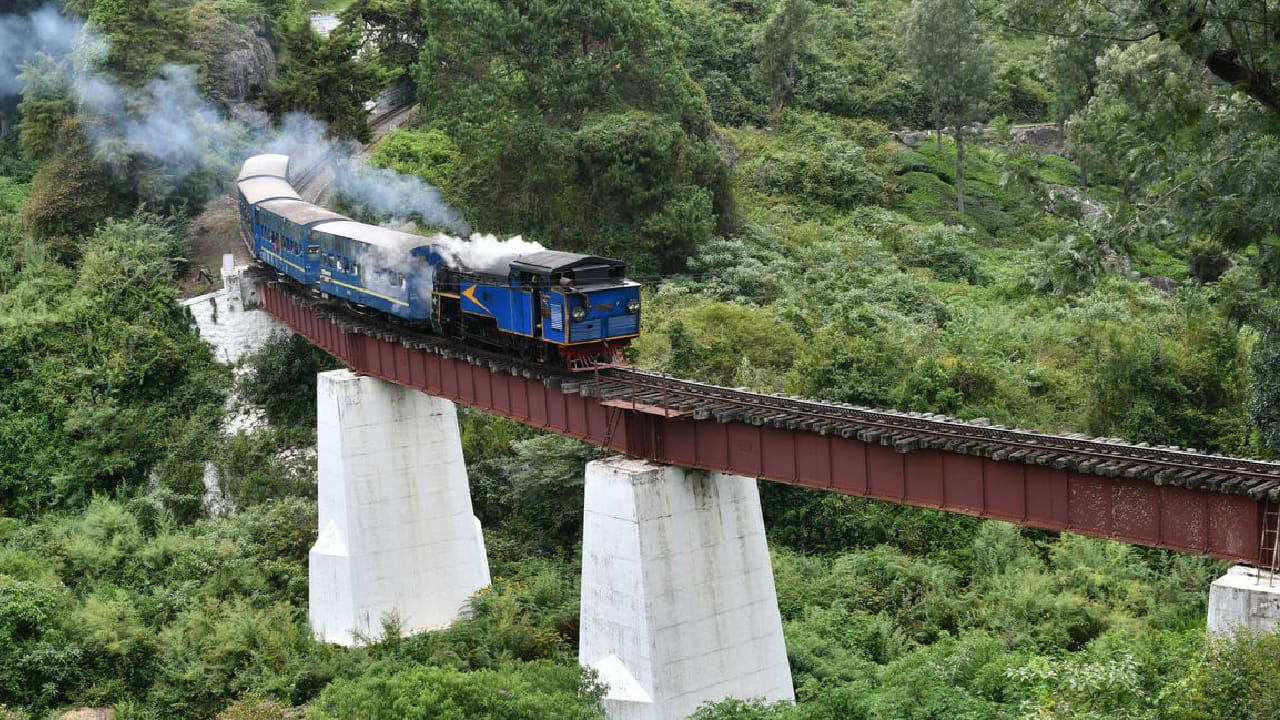 जरी ही ट्रेन भारतातील सर्वात संथ ट्रेन म्हणून ओळखली जात असली तरी तिचा प्रवास वेगासाठी नाही तर शांतता, सौंदर्य आणि अनुभवासाठी केला जातो. येथे प्रवाशांना घाई नसते तर प्रत्येक क्षण जगण्याची संधी मिळते.