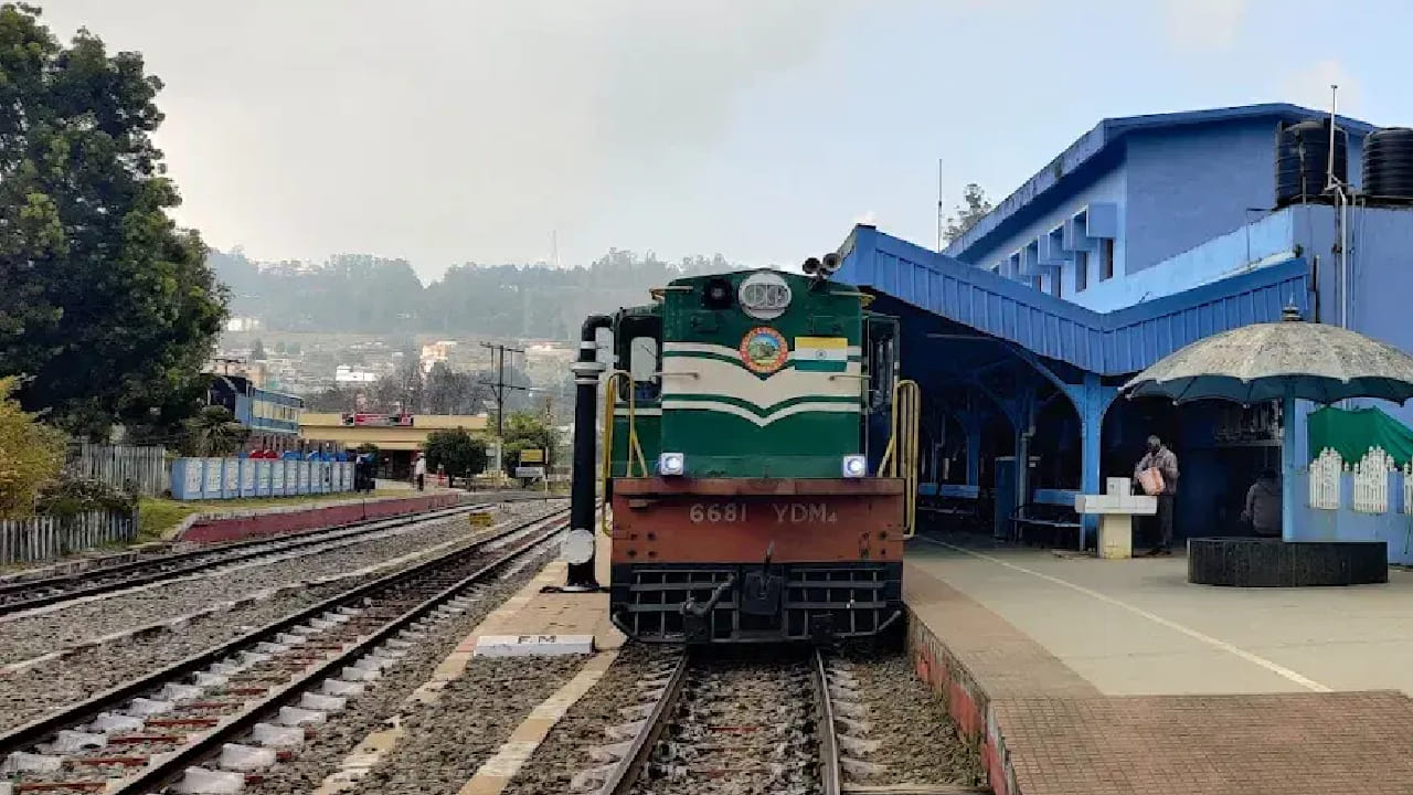 वंदे भारतसारख्या अत्याधुनिक गाड्या ताशी 150 किमीपेक्षा अधिक वेगाने धावत असताना, भारतीय रेल्वेच्या जाळ्यात एक अशी अनोखी ट्रेन आहे, जिने वेगाला मागे टाकत प्रवासाचा अनुभवच सर्वात मोठे आकर्षण बनवले आहे.