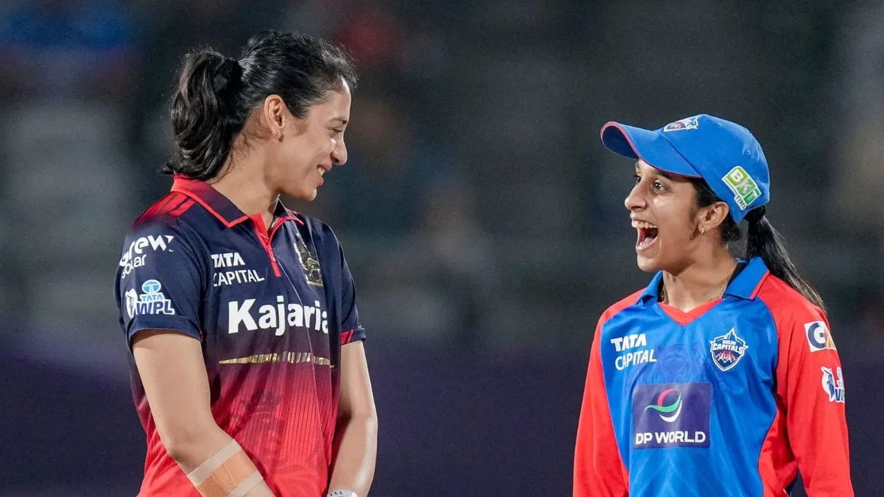 दिल्ली कॅपिट्ल्सने डब्ल्यूपीएल स्पर्धेच्या चौथ्या मोसमातील अंतिम सामन्यात मोठी धावसंख्या उभारली. दिल्लीने आरसीबी विरुद्ध 203 धावा केल्या. दिल्लीने यासह या स्पर्धेच्या इतिहासात ऐतिहासिक कामगिरी केली. (Photo Credit : PTI)