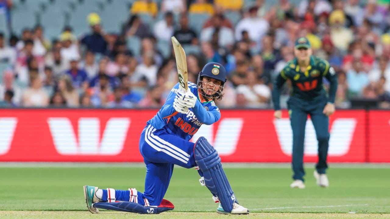 स्मृती मंधानाने ऑस्ट्रेलियाविरुद्ध शानदार कामगिरी करत तिचे 35वे टी20 अर्धशतक पूर्ण केले. 38 चेंडूत अर्धशतक पूर्ण केल्यानंतर पुढच्या 15 चेंडूत 30 धावा केल्या. षटकार मारण्याच्या प्रयत्नात स्मृती मंधाना झेल बाद झाली. (Photo- BCCI Women Twitter)