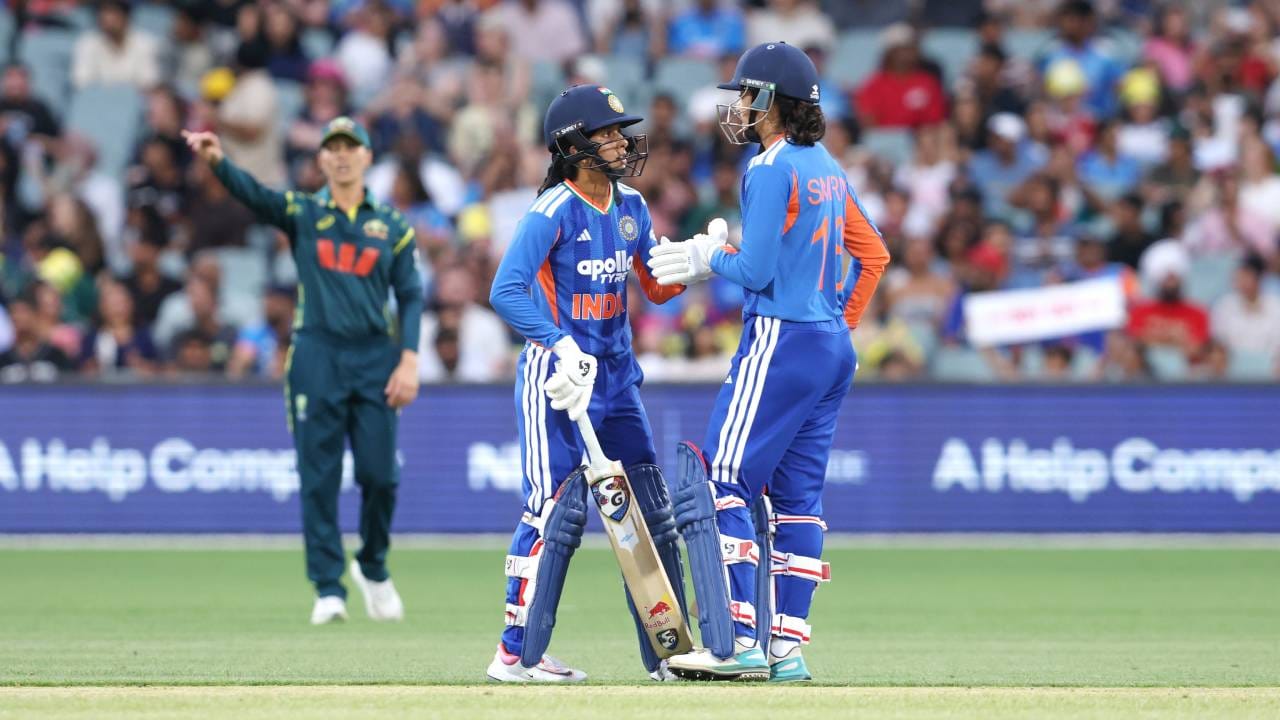 भारत आणि ऑस्ट्रेलिया महिला संघात तीन सामन्यांच्या निर्णायक सामन्यात टीम इंडियाने बाजी मारली. भारताने तिसऱ्या टी20 सामन्यात ऑस्ट्रेलियासमोर विजयासाठी 176 धावांचं आव्हान ठेवलं होतं. पण ऑस्ट्रेलियाचा संघ 159 धावांपर्यंत मजल मारू शकला. हा सामना भारताने 17 धावांनी जिंकला. या सामन्यात स्मृती मंधानाची खेळी महत्त्वाची ठरली. (Photo- BCCI Women Twitter)