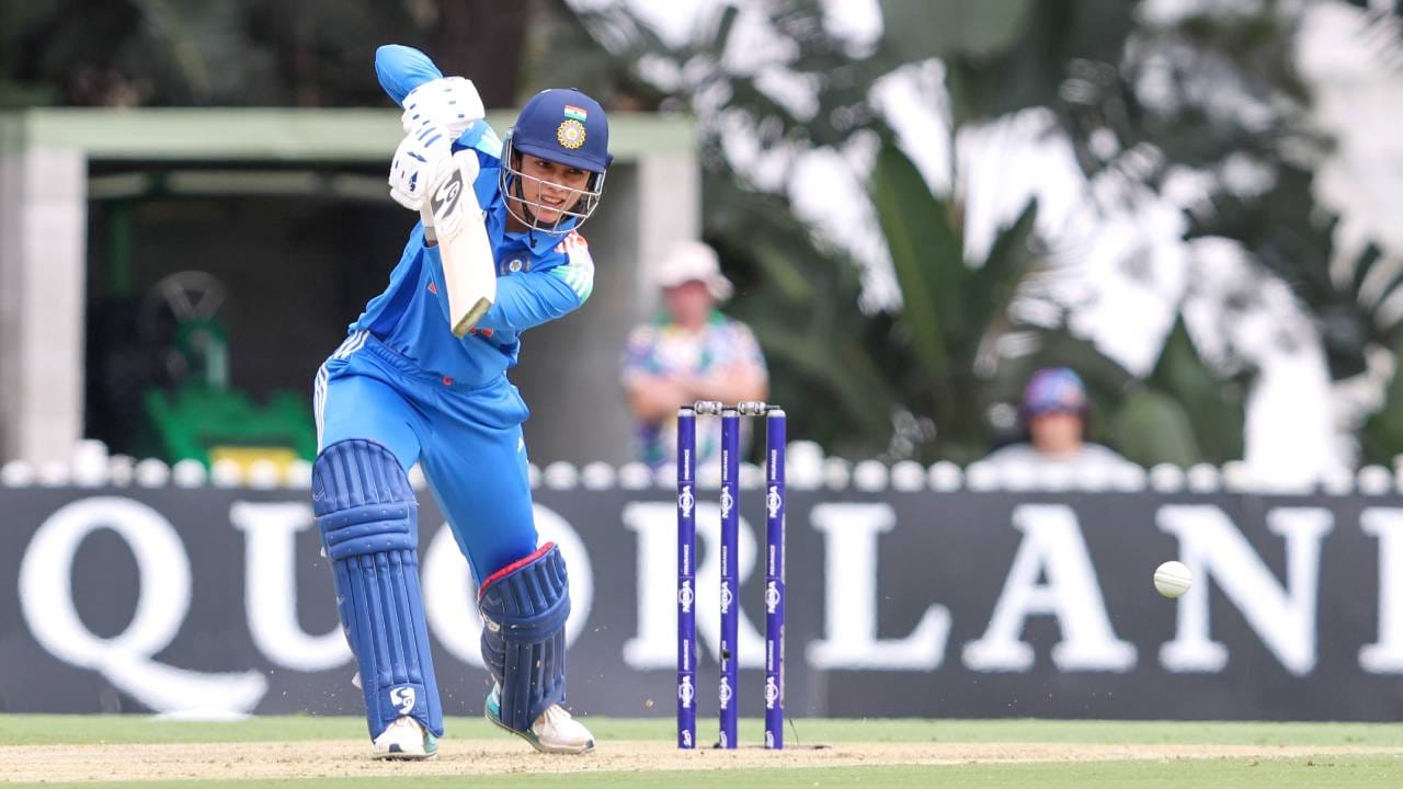 भारत आणि ऑस्ट्रेलिया महिला संघांमध्ये तीन सामन्यांची वनडे मालिका सुरू आहे. या मालिकेतील पहिल्याच सामन्यात ऑस्ट्रेलियाने 6 गडी राखून भारतीय संघाला मात दिली. तसेच या मालिकेत 1-0 अशी आघाडी घेतली आहे. असं असताना स्मृती मंधानाने या सामन्यात अर्धशतकी खेळीसह विक्रम रचला आहे. (Photo- BCCI Women Twitter)