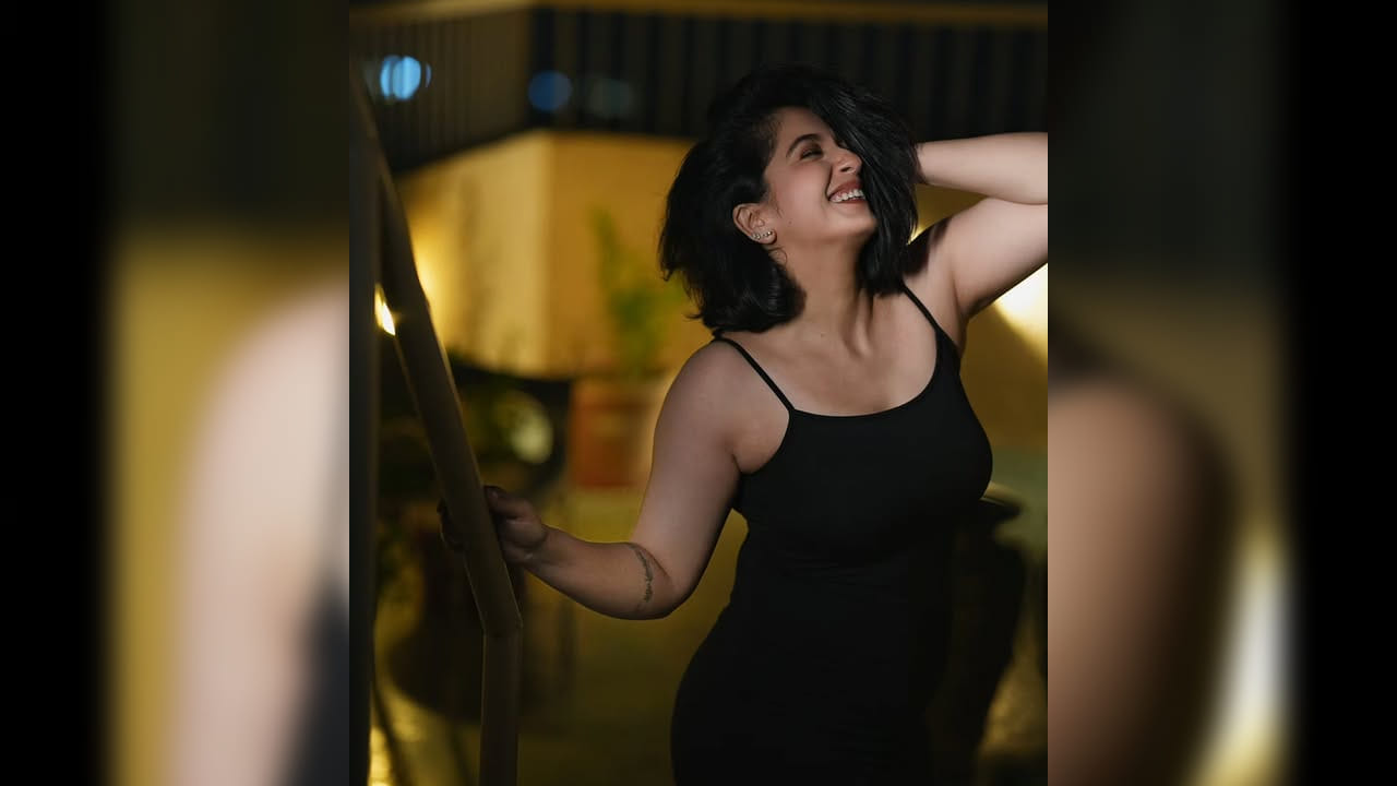 'नॅशनल क्रश' गिरिजा ओकनंतर आता मराठी मनोरंजनसृष्टीतील लोकप्रिय अभिनेत्री स्नेहलता वसईकर सध्या तिच्या एका वेगळ्या आणि ग्लॅमरस फोटोशूटमुळे चर्चेच्या केंद्रस्थानी आली आहे. 